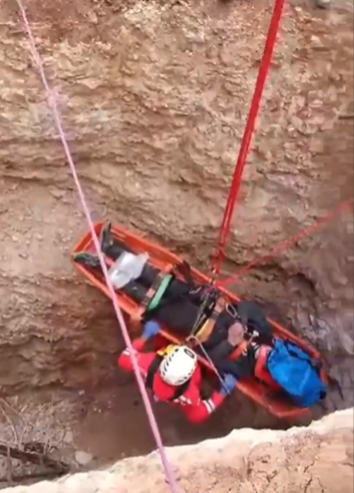 عملية إنقاذ دقيقة في الهرمل الصليب الأحمر ينجح بإخراج شخص من بئر (فيديو)