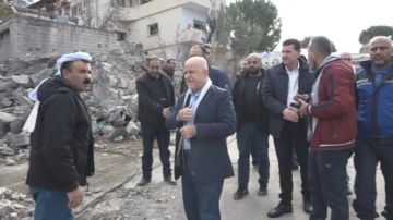 قبلان تفقد مواقع الاستهداف الإسرائيلي في المنارة وعين التينة: أهل هذه الأرض مستمرون في مسيرتهم قبلان تفقد مواقع الاستهداف الإسرائيلي في المنارة وعين التينة: أهل هذه الأرض مستمرون في مسيرتهم