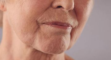 لمن يعاني من التجاعيد.. خطأ يومي يجب تجنبه