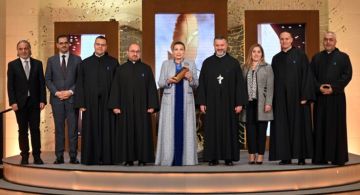 الجامعة الأنطونية منحت هدى الخميس جائزة الريشة الذهبية تقديرا لإسهاماتها بقطاعي الثقافة والفنون