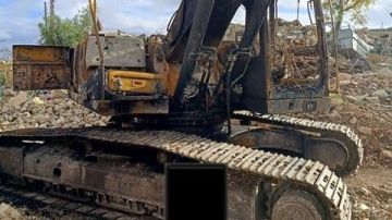 احتراق حفارة في مارون الرأس بعد استهدافها بقنبلة متفجرة