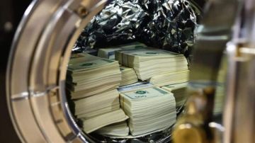 بالفيديو: سرقة صباحية منظمة... الاستيلاء على خزنة أموال وفرار السارقين!