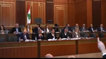 تحسين التغذية الكهربائية على طاولة لجنة المال