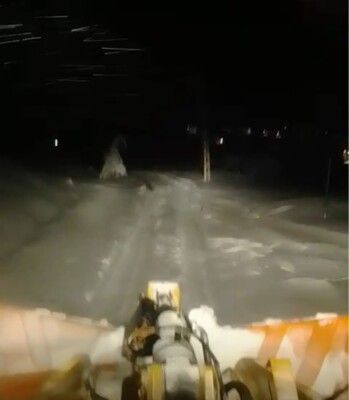 جرافات وزارة الأشغال تعمل على جرف الثلوج على طريق تنورين حدث الجبة جرافات وزارة الأشغال تعمل على جرف الثلوج على طريق تنورين حدث الجبة