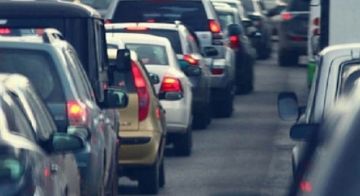 مشهد خطير على الأوتوستراد (صورة)