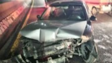 جريح بحادث مروع بين سيارة وشاحنة وزحمة سير جريح بحادث مروع بين سيارة وشاحنة وزحمة سير