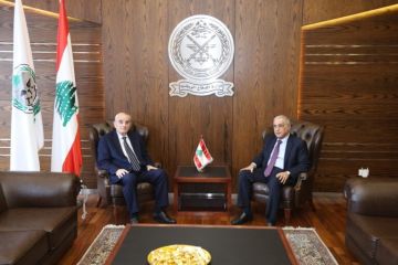 وزير الدفاع الوطني يبحث الأوضاع العامة والتحديات الراهنة مع شخصيات سياسية وزير الدفاع الوطني يبحث الأوضاع العامة والتحديات الراهنة مع شخصيات سياسية