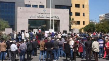 أساتذة التعليم الرسمي اعتصموا أمام وزارة التربية ووهددوا بـالعصيان التربوي