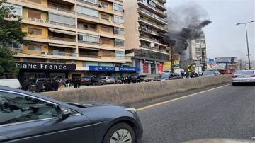 بالصورة: اندلاع حريق في مبنى على الأوتوستراد!