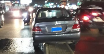 التحكم المروري: اصطدام سيارة بالفاصل الوسطي واستقرارها عليه على بوليفار سن الفيل التحكم المروري: اصطدام سيارة بالفاصل الوسطي واستقرارها عليه على بوليفار سن الفيل