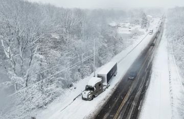 حالة طوارئ بـ18 ولاية أميركية بسبب عاصفة ثلجية.. وإلغاء آلاف الرحلات الجوية