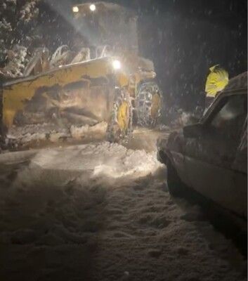 مركز وزارة الأشغال لجرف الثلوج في حرار عكار يقوم بانقاذ سيارات عالقه على طريق مرجحين الهرمل مركز وزارة الأشغال لجرف الثلوج في حرار عكار يقوم بانقاذ سيارات عالقه على طريق مرجحين الهرمل