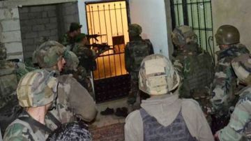 الجيش يداهم ويوقف عصابة من شقيقين وامرأة ورجل آخر ... دعارة ومخدرات وغيرها !! الجيش يداهم ويوقف عصابة من شقيقين وامرأة ورجل آخر ... دعارة ومخدرات وغيرها !!