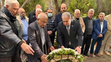 السفير الاسعد يضع إكليلا من الزهور على ضريح الشهيد مصطفى سعد السفير الاسعد يضع إكليلا من الزهور على ضريح الشهيد مصطفى سعد