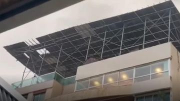 بالفيديو: لحظة سقوط ألواح الطاقة عن سطح المبنى