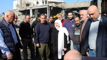 بهية الحريري تفقدت أضرار الغارة على سينيق: لن تثني اللبنانيين عن متابعة حياتهم بإرادة وصمود بهية الحريري تفقدت أضرار الغارة على سينيق: لن تثني اللبنانيين عن متابعة حياتهم بإرادة وصمود