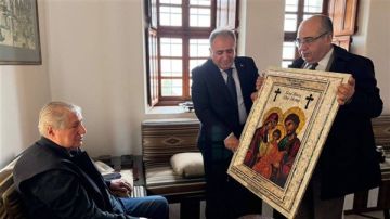 السفير الاسعد يزور الرئيس امين الجميل