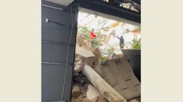 العمل على إنقاذ 4 أشخاص من العائلة نفسها من تحت انقاض المبنى المنهار والاعمال تجري يدويا العمل على إنقاذ 4 أشخاص من العائلة نفسها من تحت انقاض المبنى المنهار والاعمال تجري يدويا