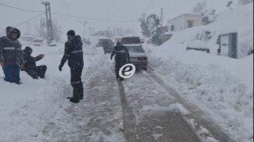 عدد من الطرقات الجبلية مقطوعة بسبب تراكم الثلوج عدد من الطرقات الجبلية مقطوعة بسبب تراكم الثلوج