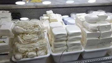 في منطقة لبنانية: توقيف صاحب معمل ألبان غير مرخص وتلف 80 قالب جبنة!