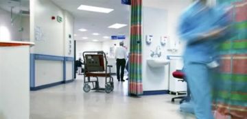 تعرض لسقوط مؤلم إعلامي شهير جدا ينقل إلى المستشفى ويخضع لعملية جراحية