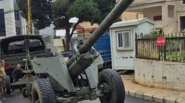 مدفع عيار 130 ملم في وسط ساحة مزبود