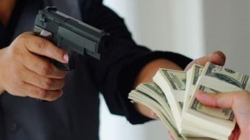 استغل تعطل سيارته... وسلبه 15 ألف دولار