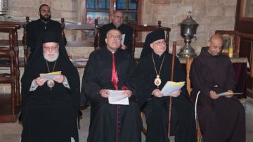 بالصور: صلاة وحدة الكنائس في كاتدرائية مار توما للروم الأرثوذكس في صور