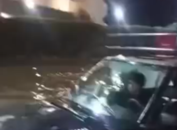 بالفيديو مواطن يستغيث اثر غرق سيارته