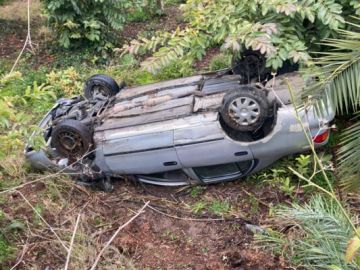 النشرة: انقلاب سيارة في مجدليون صيدا وإصابة سائقها