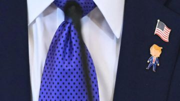 بالفيديو: ما قصة دبوس ترامب السعيد؟