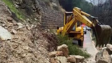 طريقان مقطوعتان بسبب انهيار الصخور طريقان مقطوعتان بسبب انهيار الصخور