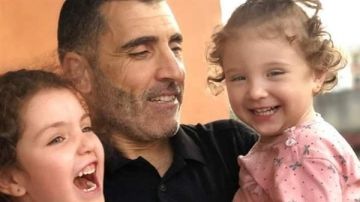 الاستاذ محمد الحسيني معلما على مذبح الوطن ... اعطى درسه الاخير وصصح مسابقات تلامذته بالدم الاحمر !