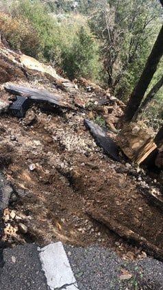 بالصور - بعد انهيار جزء من الطريق الذي يربط بلدتي زرعون والقعقور هيئة القعقور في التيار تتحرك