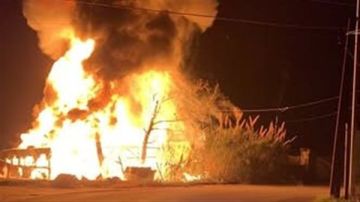 حريق ضخم في خيم يسكنها نازحون سوريون قرب مركز باسل الاسد الثقافي في صور