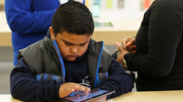 دراسة لافتة: ثلث الأطفال لا يستطيعون تصفح الكتب الورقية