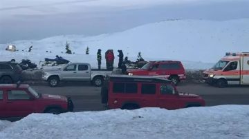 الدفاع المدني ينقذ سبعة شبان علقوا على جرف ثلجي