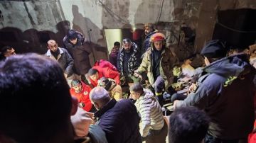 سحب إمرأة على قيد الحياة من المبنى المنهار وبقاء رجل و3 أطفال تحته سحب إمرأة على قيد الحياة من المبنى المنهار وبقاء رجل و3 أطفال تحته