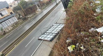 سقوط لوحة إعلانية على أوتوستراد البترون بسبب سرعة الرياح