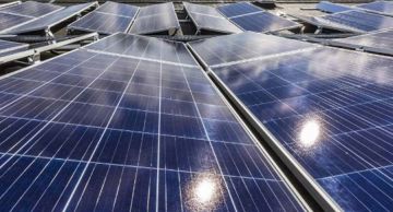 مع اشتداد العاصفة.. تحذير بشأن ألواح الطاقة ولوحات الإعلانات!