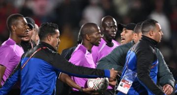 فوضى في ربع النهائي كاف يفتح تحقيقا بعد أحداث مباراة الجزائر ونيجيريا