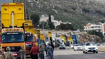 أصحاب الشاحنات يعتصمون على اوتوستراد الجية في اتجاه بيروت