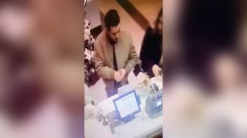 بالفيديو: سرق هاتفا من داخل مطعم وفر بالفيديو: سرق هاتفا من داخل مطعم وفر