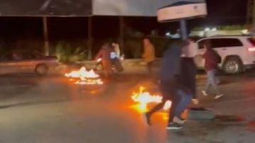 عسكريون متقاعدون قطعوا الطريق عند مفرق العباسية بالإطارات المشتعلة