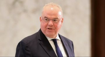 وزير الاتصالات: من المؤسف أن يتعرض رئيس الجمهورية لحملات التحامل لمجرد تمسكه بثوابت وطنية وزير الاتصالات: من المؤسف أن يتعرض رئيس الجمهورية لحملات التحامل لمجرد تمسكه بثوابت وطنية