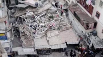 بالفيديو: لحظة انهيار مبنى طرابلس