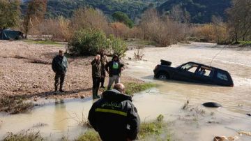 سقطت سيارتهم في النهر... ونصيحة بتجنب هذه الطرقات