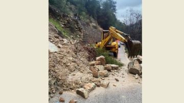 العمل جار على فتح طريقي يحشوش - نهر إبراهيم وحدشات نهر الذهب - يحشوش بعد انهيار للصخور والأتربة العمل جار على فتح طريقي يحشوش - نهر إبراهيم وحدشات نهر الذهب - يحشوش بعد انهيار للصخور والأتربة