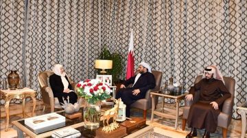 الوزير القطري د. الخليفي يستقبل بهية الحريري ونجلها نادر الحريري الوزير القطري د. الخليفي يستقبل بهية الحريري ونجلها نادر الحريري