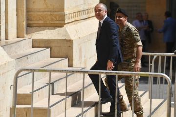 بوصعب يلتقي المتظاهرين أمام مجلس النواب ويؤكد الحفاظ على حقوق الأساتذة